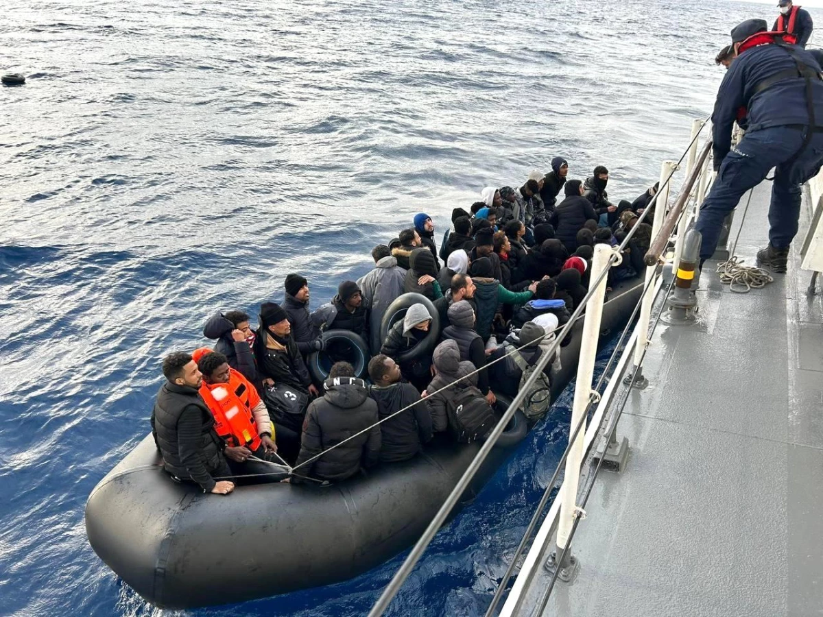 Ayvalık açıklarında Yunan unsurlarınca geri itilen 55 sistemsiz göçmen kurtarıldı