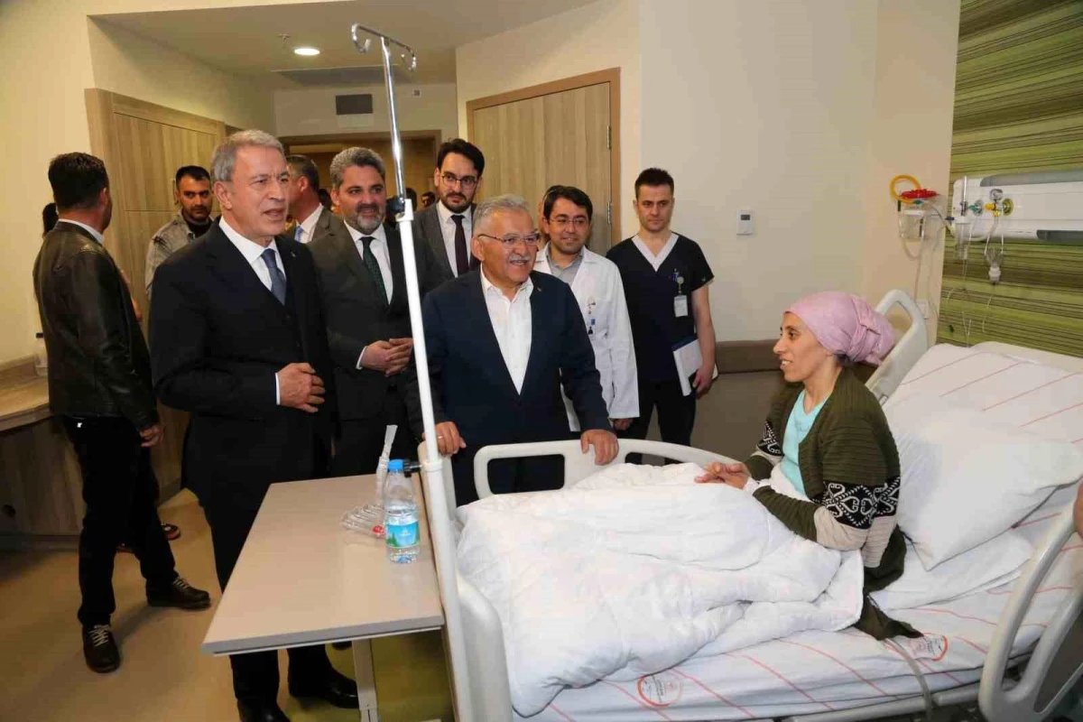 Bakan Akar ile Lider Büyükkılıç'tan hastanede bayram ziyareti