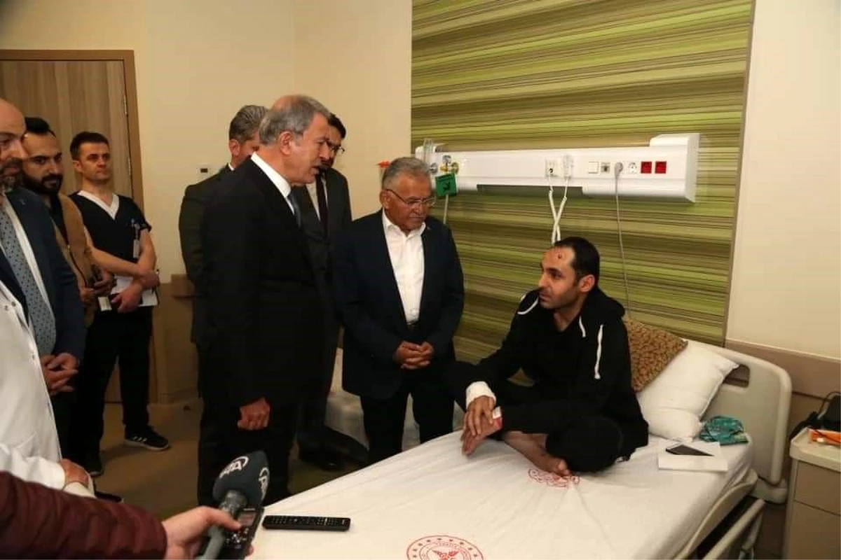 Bakan Akar, Kayseri Kent Hastanesi'nde hastaları ziyaret etti