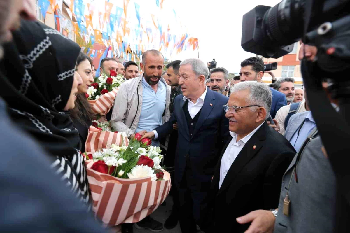 Bakan Akar ve Lider Büyükkılıç'ın Tomarza ve Bünyan ziyaretleri küçük mitinge dönüşte