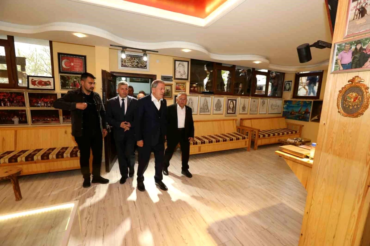 Bakan Akar ve Lider Büyükkılıç'tan 15 Temmuz Şehidinin ailesine ziyaret