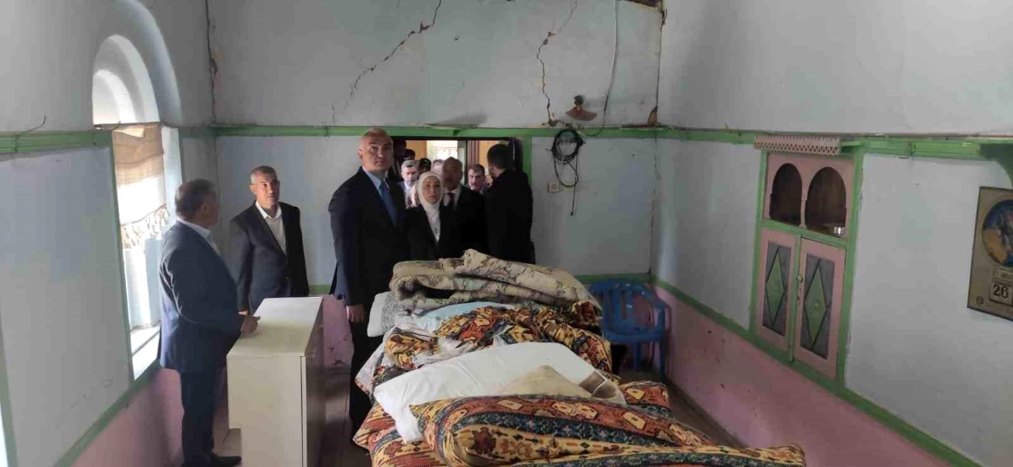 Bakan Ersoy, sarsıntıda hasar alan cemevini ziyaret etti