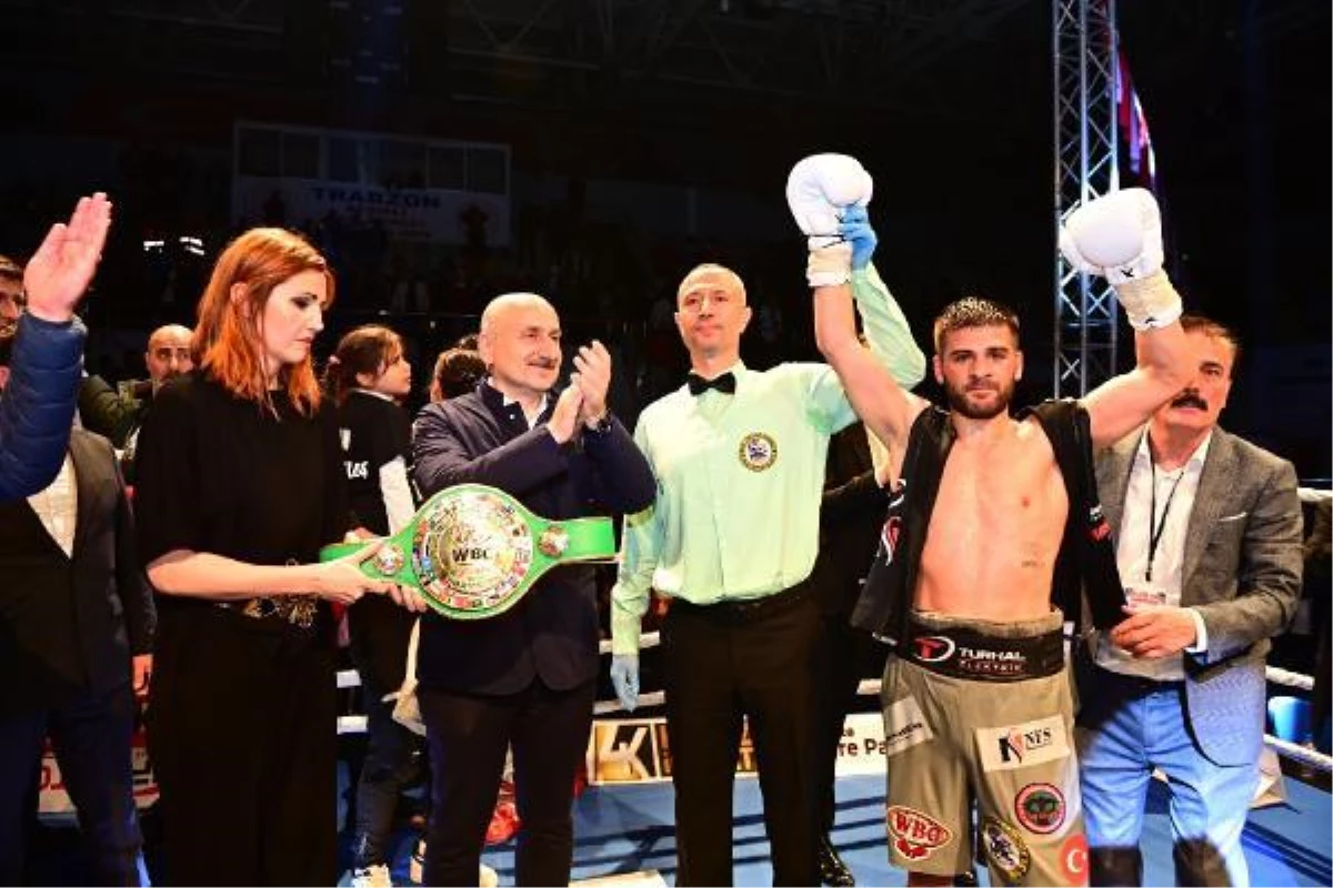 Bakan Karaismailoğlu, Trabzonlu boksör Fatih Keleş'i tebrik etti