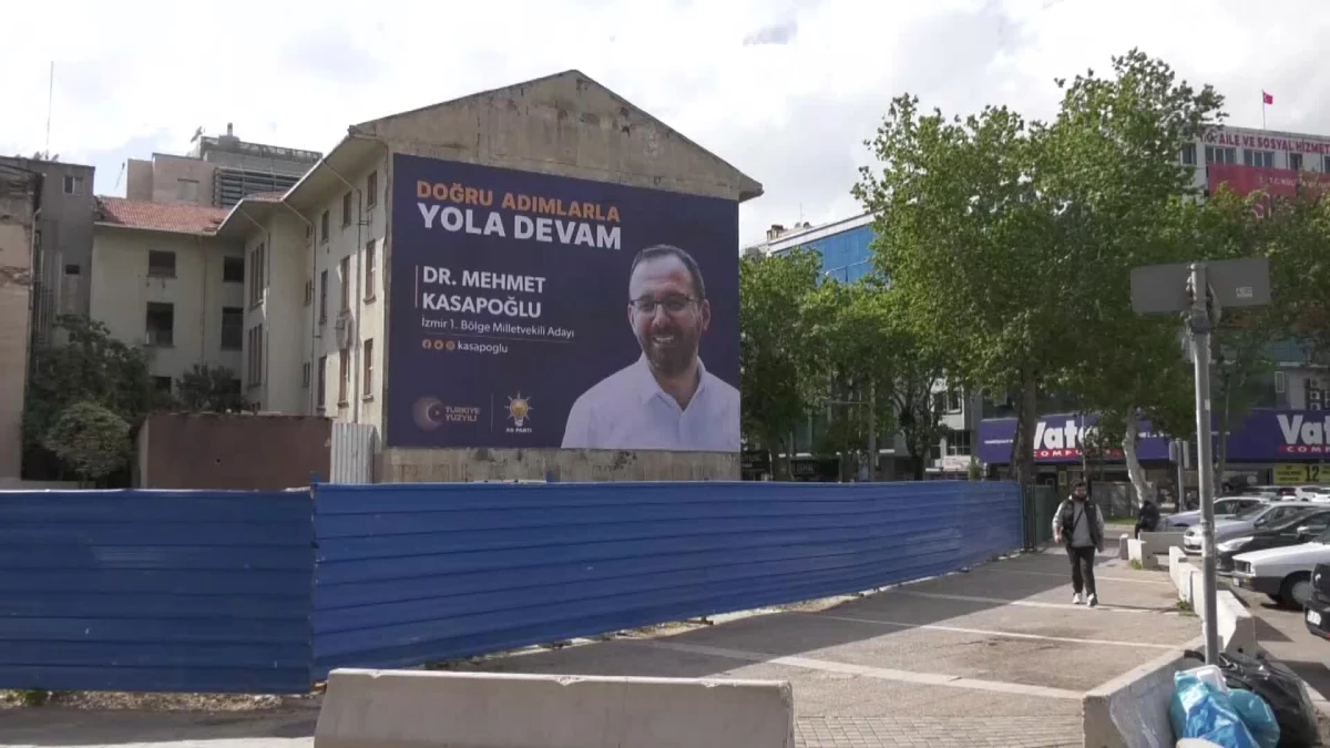 Bakan Kasapoğlu'nun İzmir'deki Bir Kamu Binasına Asılan Pankartı Reaksiyon Çekti… Tacettin Bayır, "Siz, Bu Binayı Babanızın Malı Üzere Kullanamazsınız"