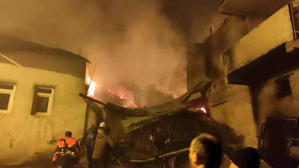 Bayburt'ta köydeki 3 konut, 6 ahır ve 4 samanlık yandı