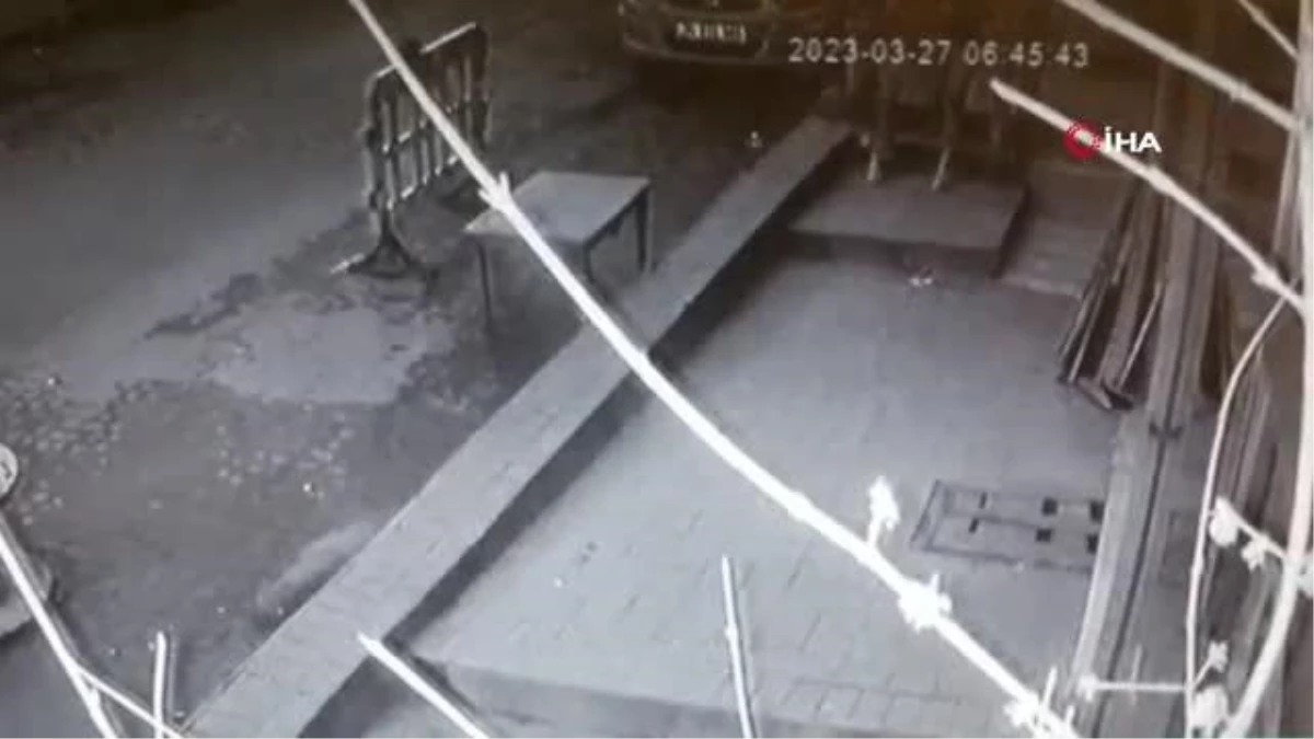 Beyoğlu'nda ABD'li bayana kapkaç kamerada: Beline sarılıp telefonunu çaldılar