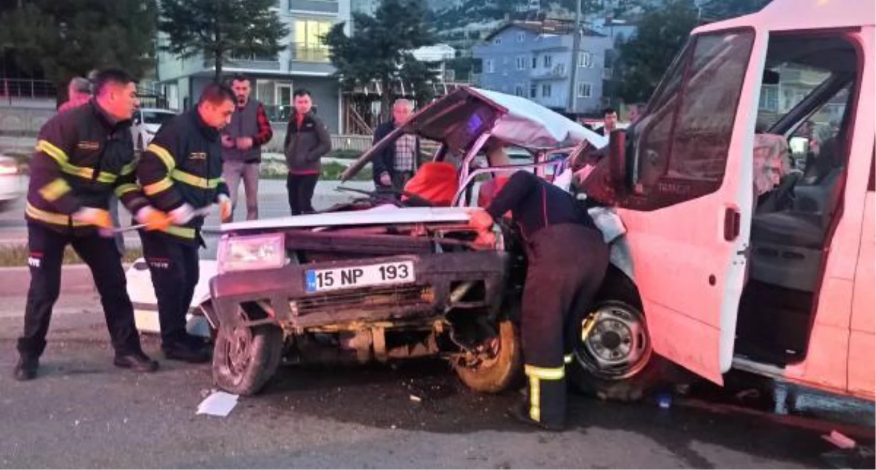 Burdur'da arabayla minibüs çarpıştı: 1 meyyit, 2 yaralı