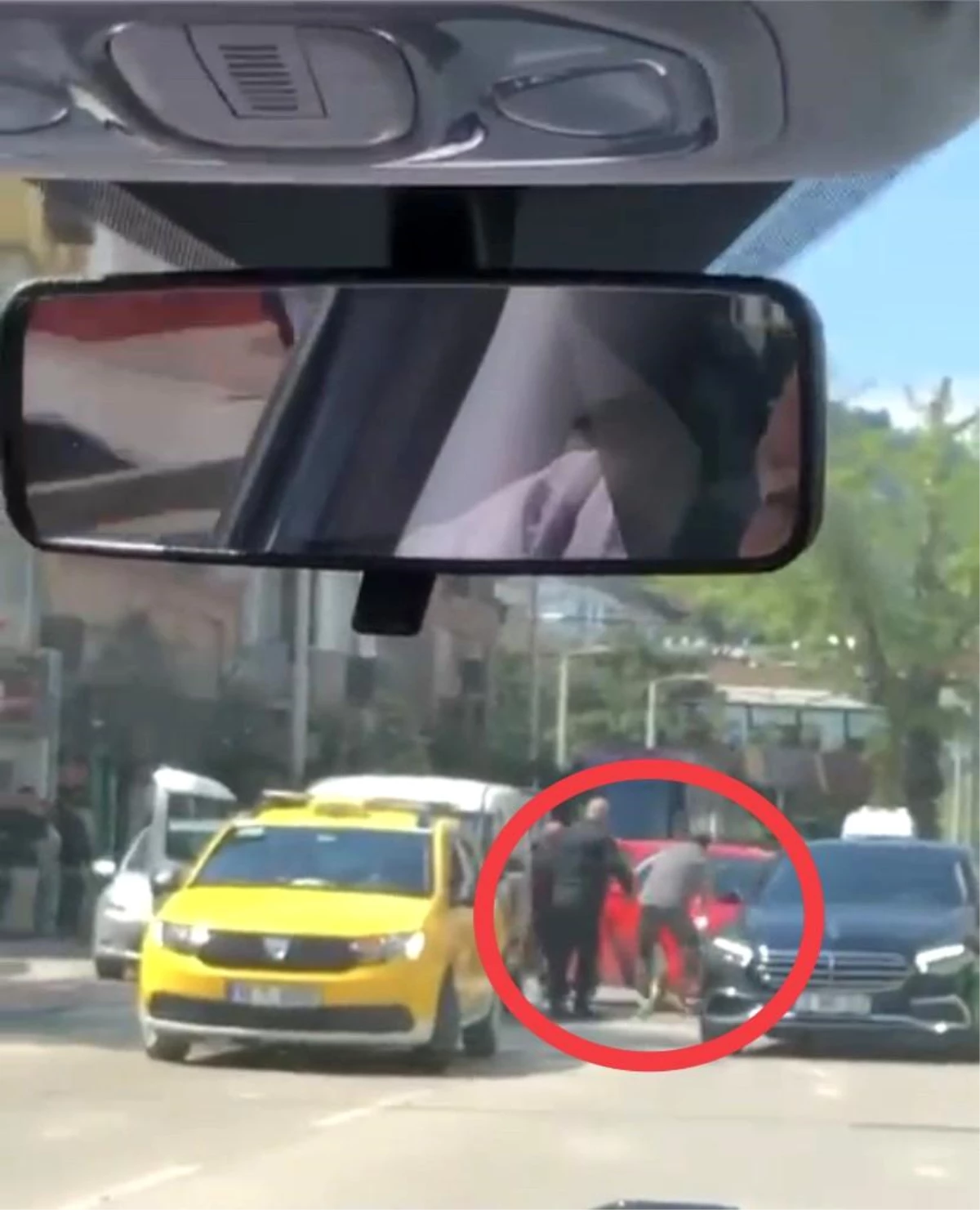 Bursa'da arbede ettiği sürücüyü az daha eziyordu, o anlar kameralarda