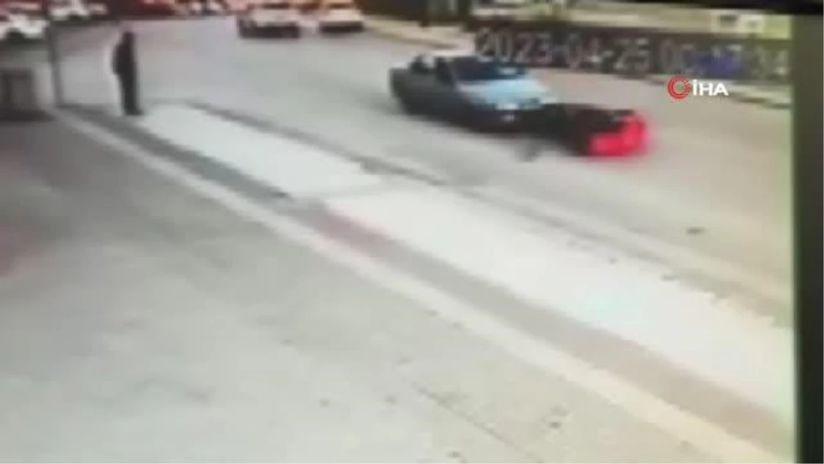 Bursa'da bir araba aykırı şeride giren motosikletliye bu türlü çarptı