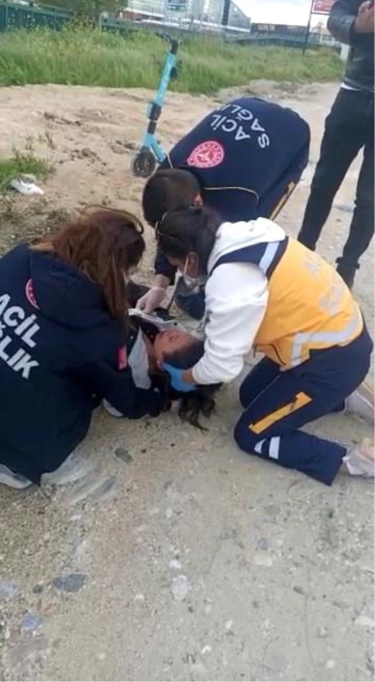 Bursa'da elektrikli scooter süren kız çocuğuna başıboş köpekler saldırdı