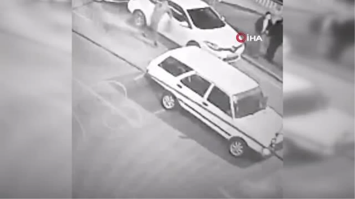Bursa'da yolun karışına geçen aileye arabanın çarptığı anlar kamerada