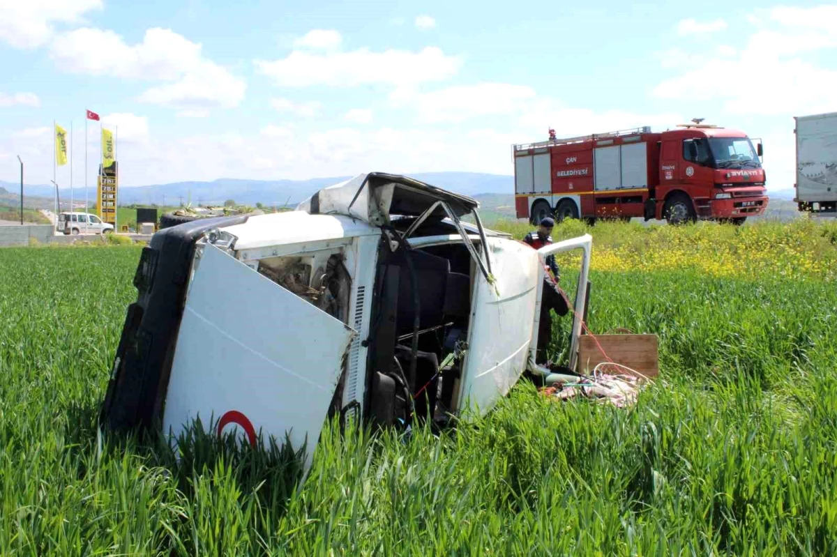 Çanakkale'de araç tarlaya uçtu; 3 kişi yaralandı