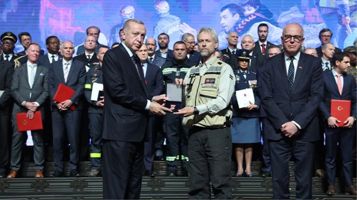 Cumhurbaşkanı Erdoğan, zelzelenin kahramanlarını unutmadı: 55 bin şahsa madalya vereceğiz