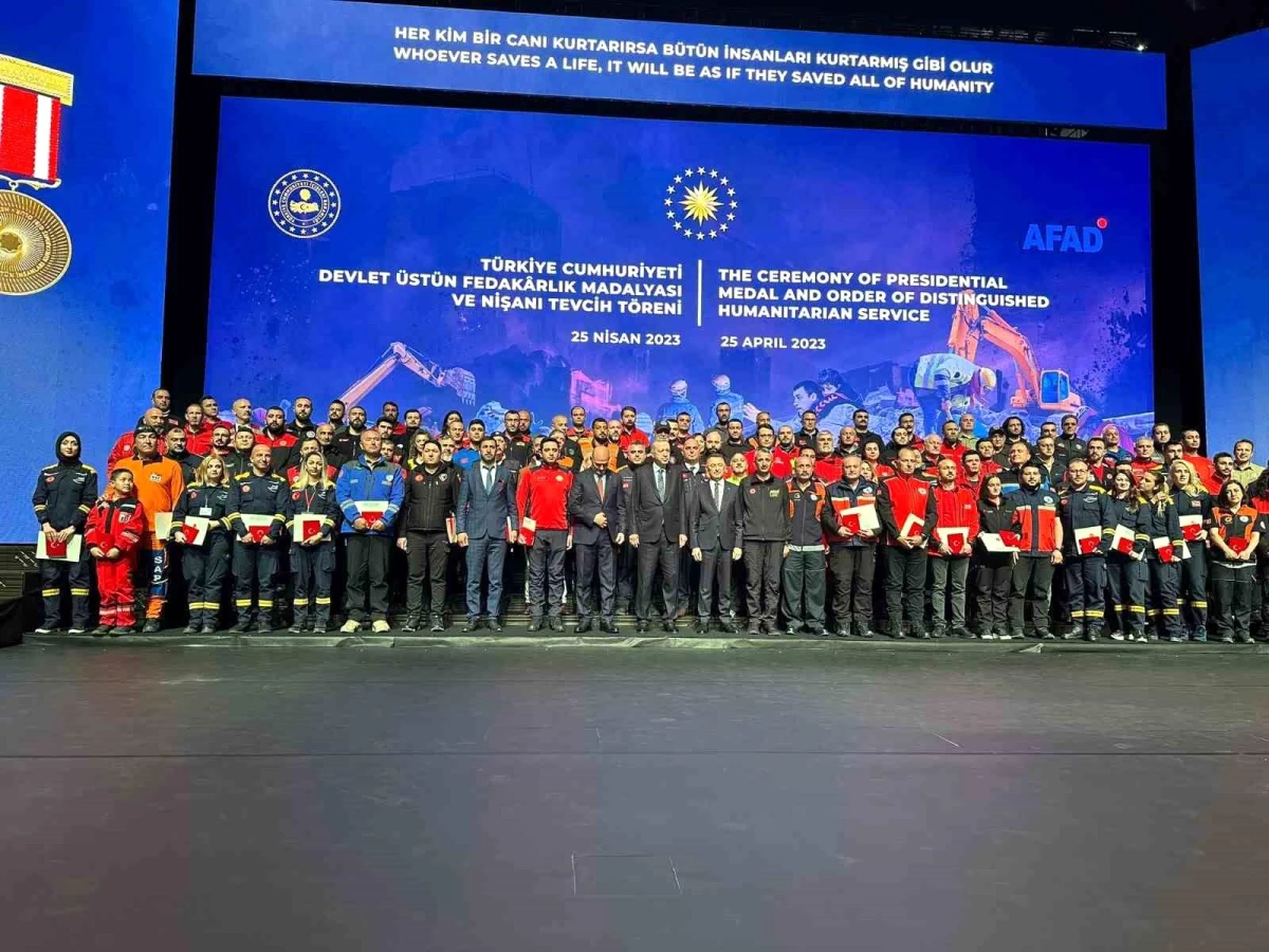 Cumhurbaşkanı Erdoğan'dan Ümraniye Belediyesi Sivil Savunma Arama Kurtarma Takımı'na Devlet Üstün Fedakârlık Madalyası
