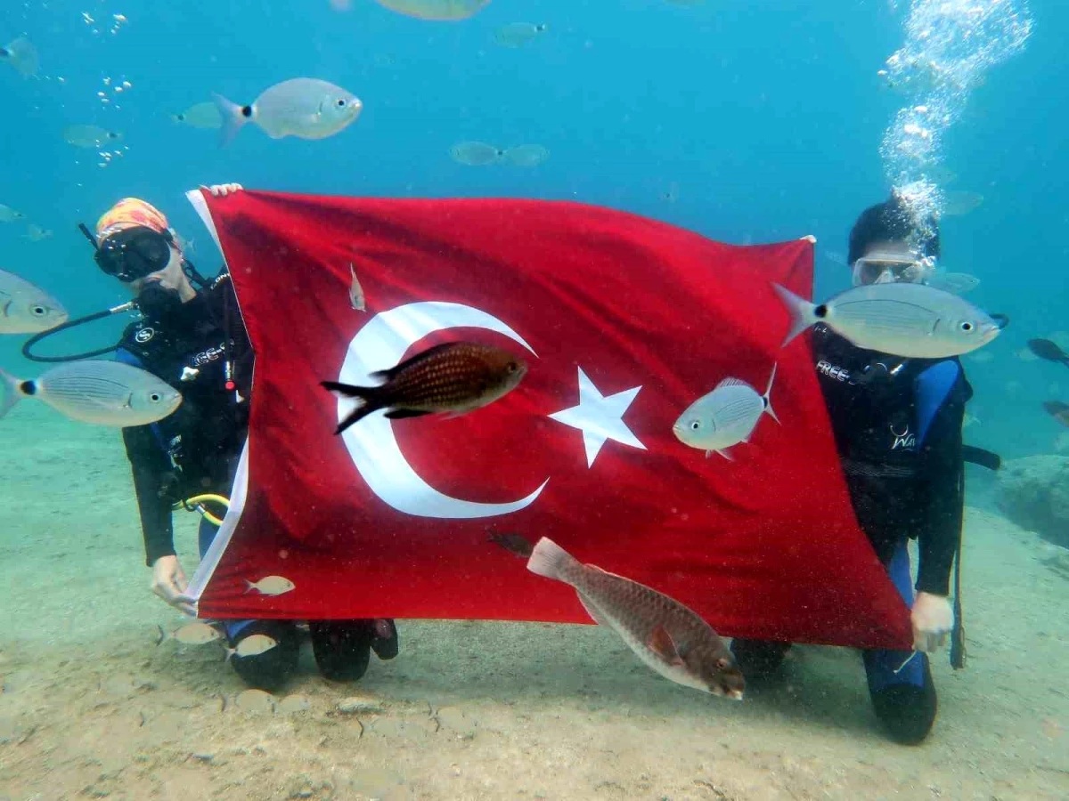 Denizin tabanında Türk Bayrağı açtılar