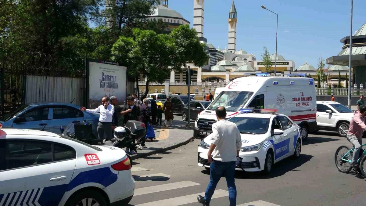 Diyarbakır'da arabalar kavşakta çarpıştı: 2 yaralı