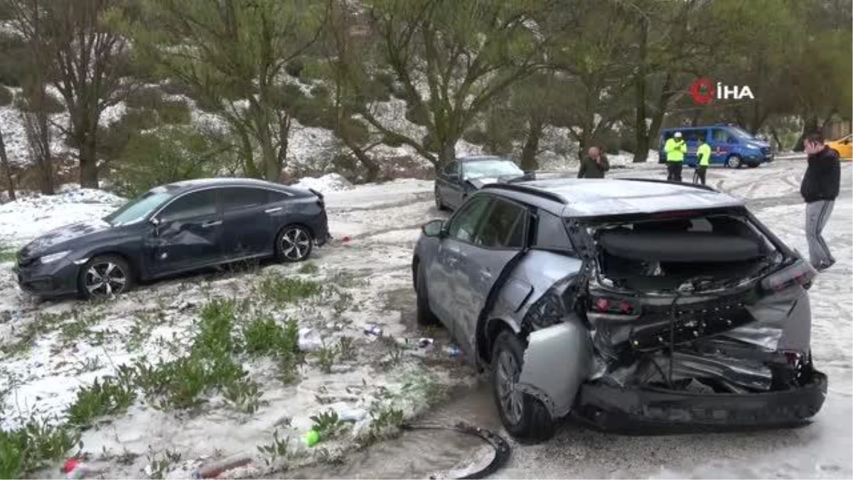 Dolu yağışından kaçmak için park eden araçlara çarptı: 4 yaralı
