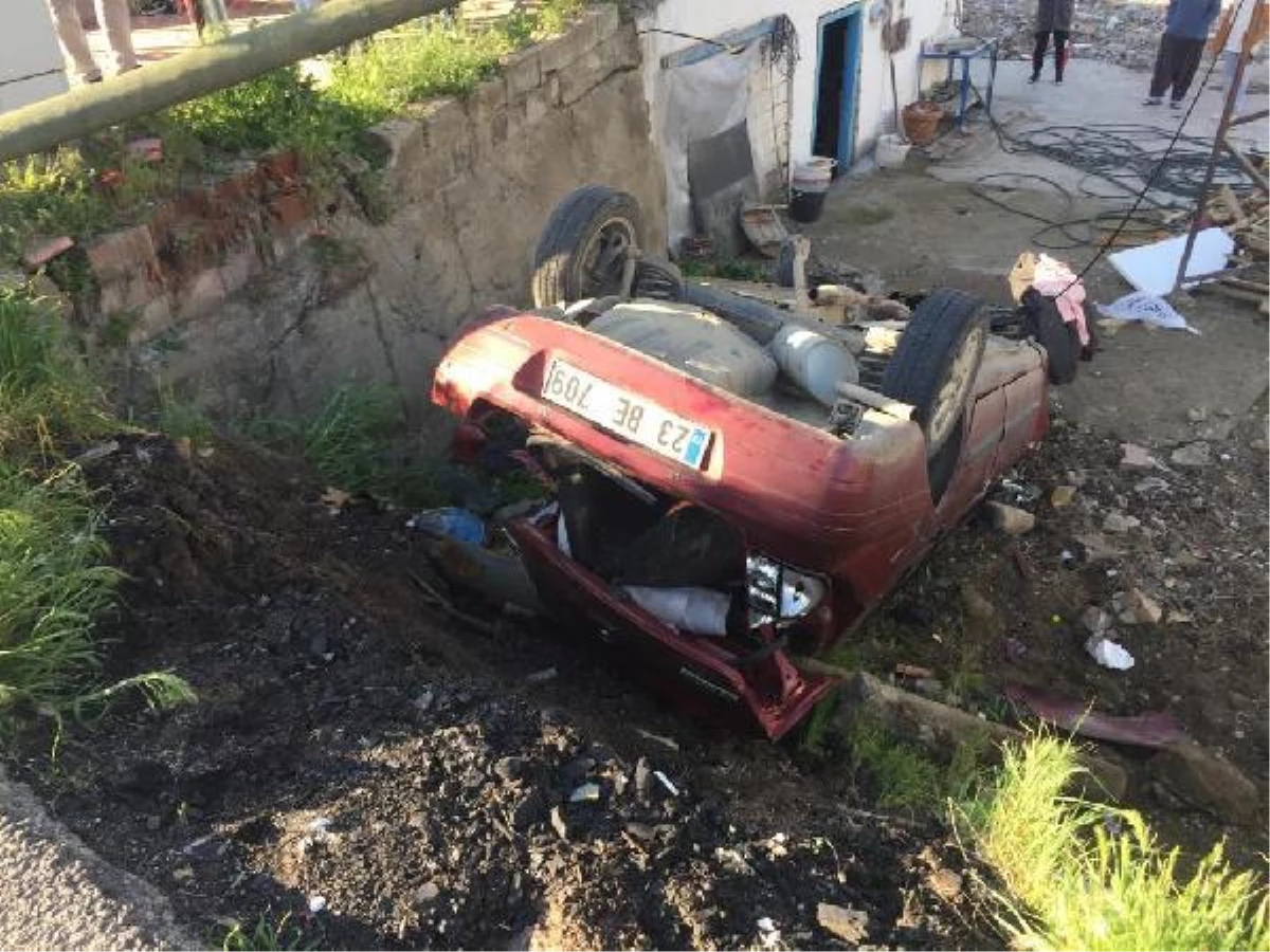 Elazığ'da araba şarampole devrildi: 5 yaralı