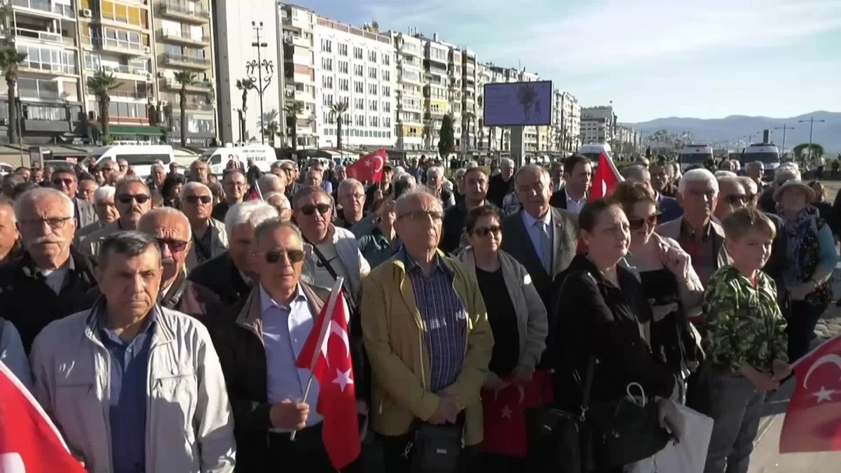 Emekli Astsubaylar İzmir'de Aksiyon Yaptı: "Mevcut Hükümet Bizleri Nasıl Görmezden Geldi, Bizler de Sandıkta Onları Görmeyeceğiz"