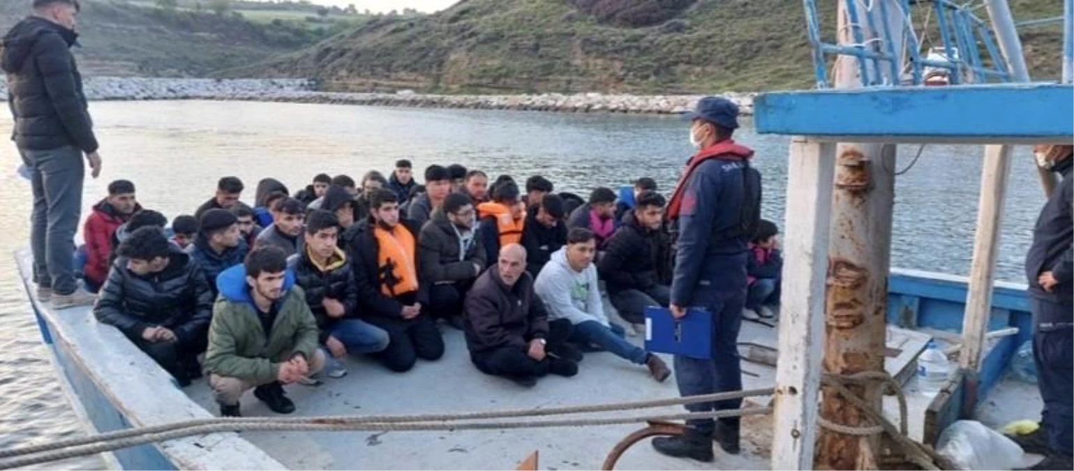 Ezine açıklarında 81 kaçak göçmen ile 3 göçmen kaçakçılığı şüphelisi yakalandı