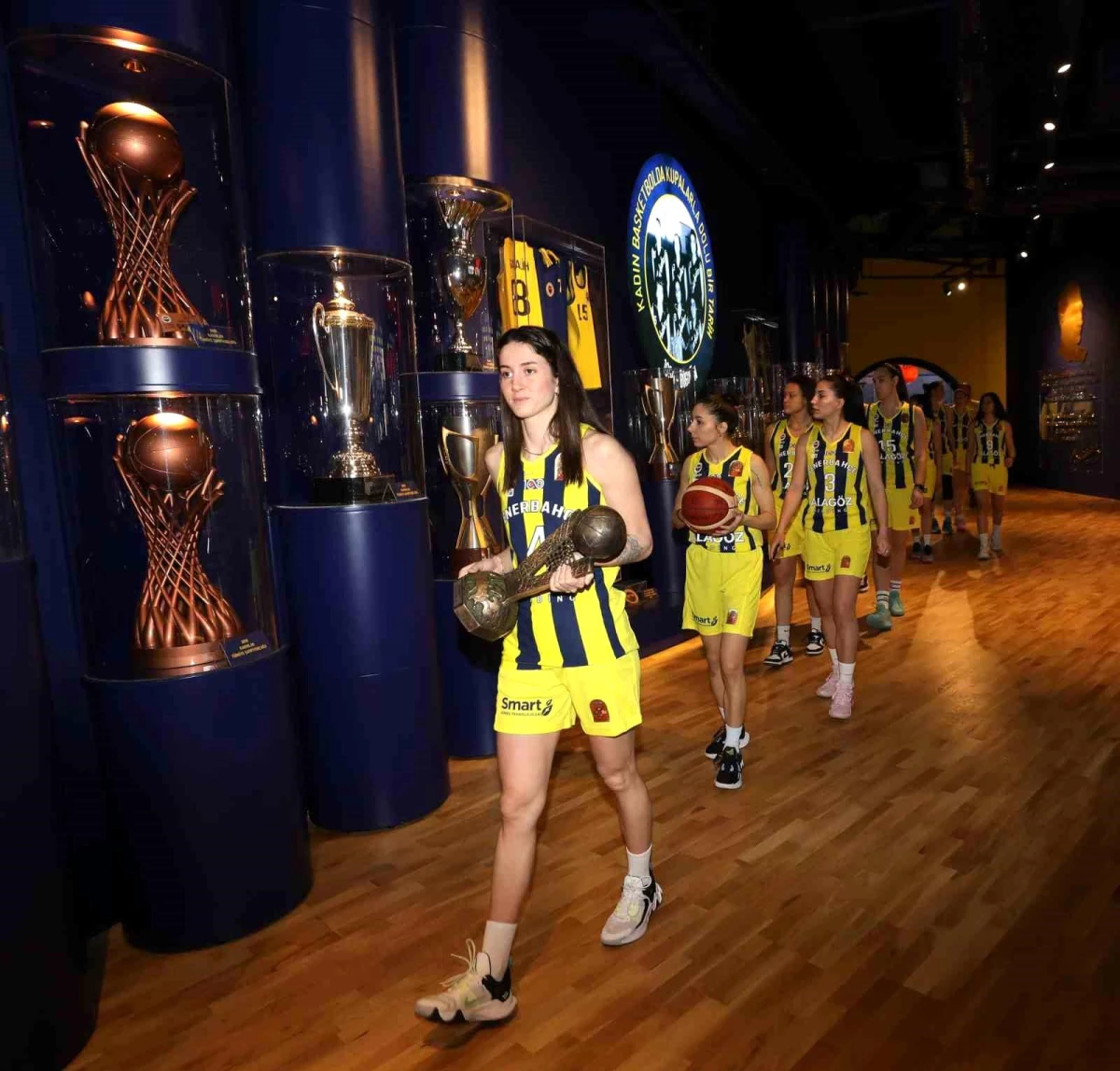 Fenerbahçe Bayan Basketbol Grubu, EuroLeague kupasını basketbol müzesine getirdi