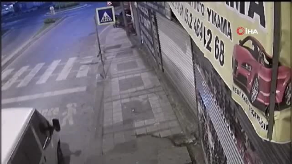 İstanbul'da sinema üzere soygun kamerada: Hurdacıyı kepengini minibüsle kırıp soydular