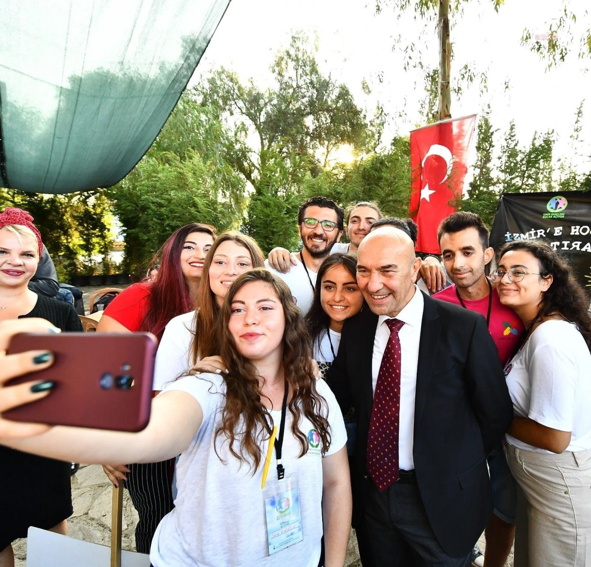 İzmir Büyükşehir Belediyesi'nden Gençlere Kitap Kart Takviyesi