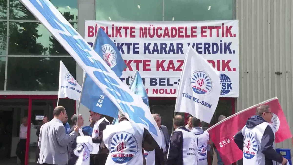 İzmir Büyükşehir Memurlarından Toplu İş Kontratı Sonrası Halaylı Kutlama