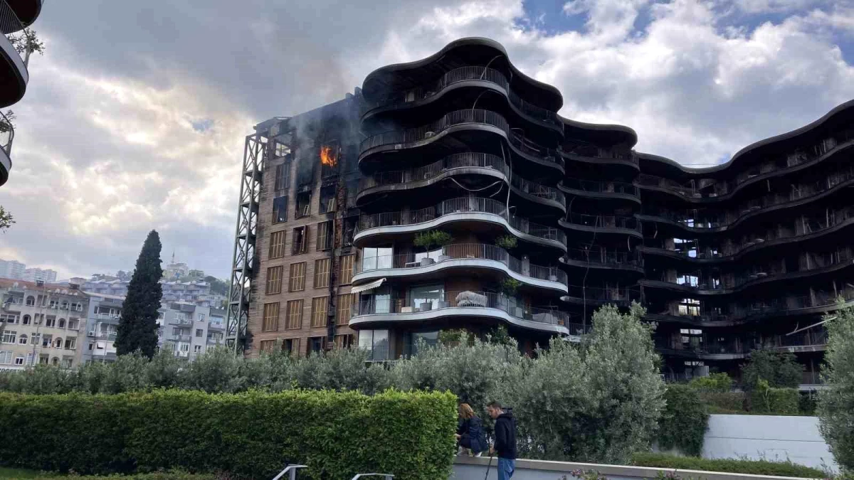 İzmir'de 8 katlı sitede tekrar yükselen alevler paniğe neden oldu