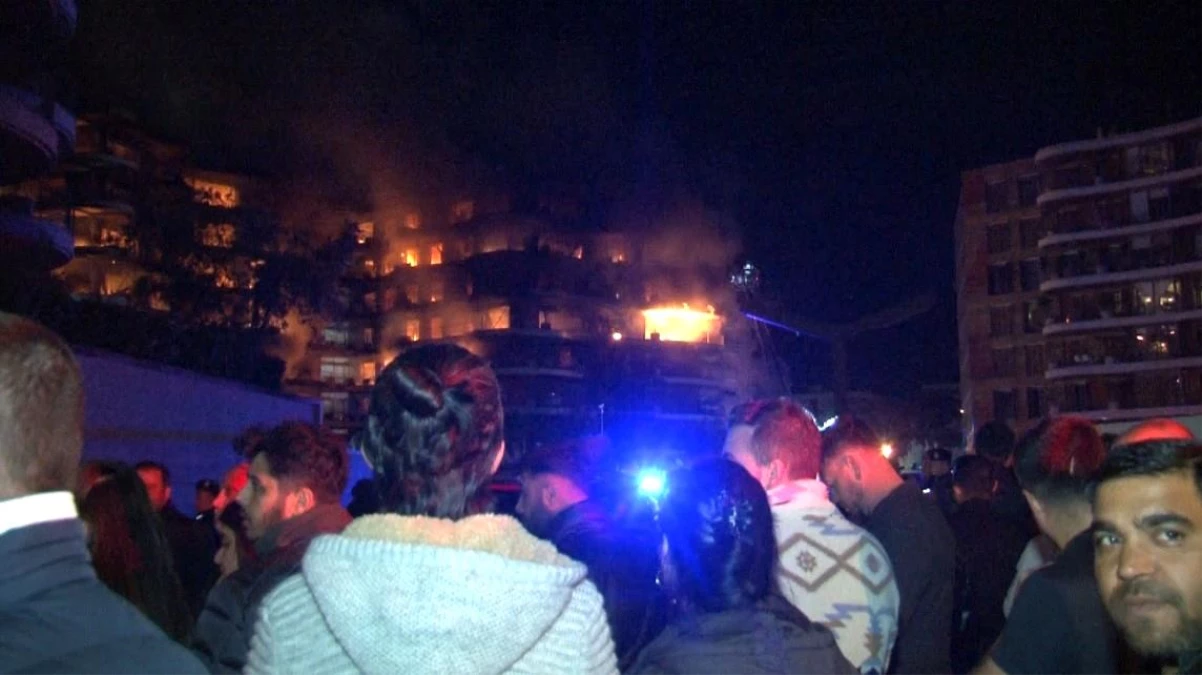 İzmir'de Folkart Sitesi'nde büyük yangın devam ediyor