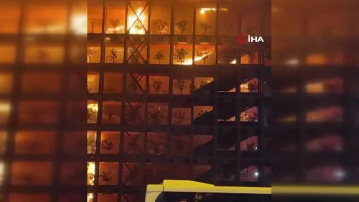 İzmir'de Folkart Sitesi'nde büyük yangın: Mahsur kalanlar merdivenlerden kaçmaya çalışıyor