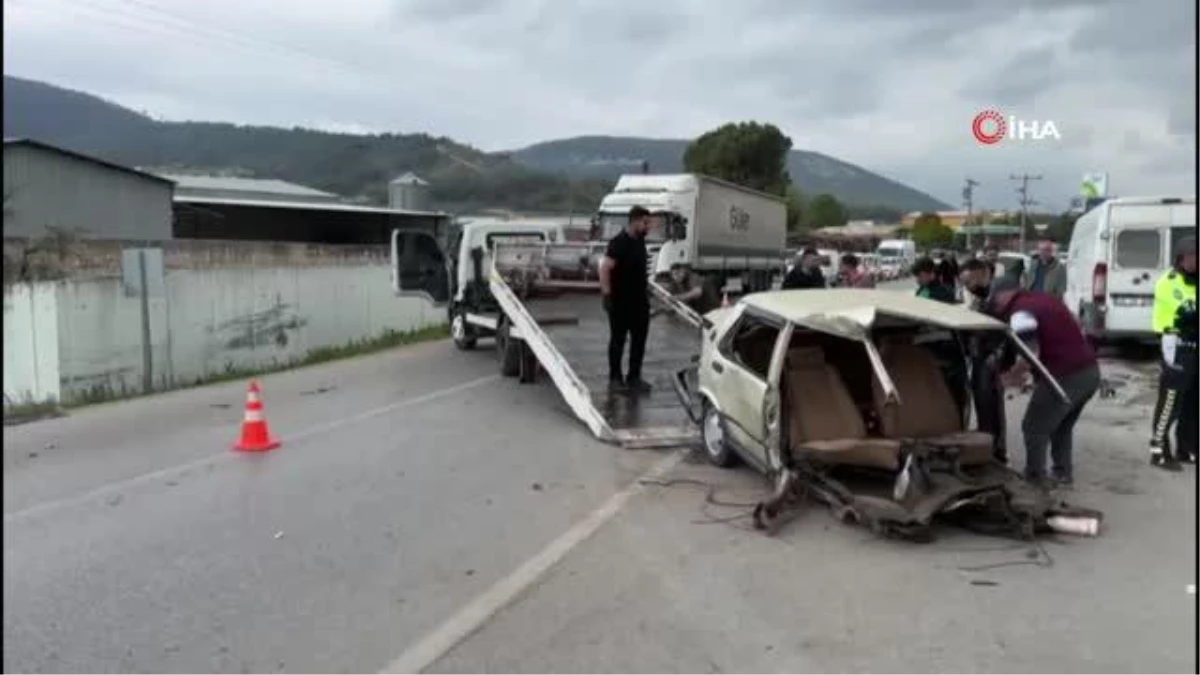 İzmir'de kaza yapan araba ikiye bölündü
