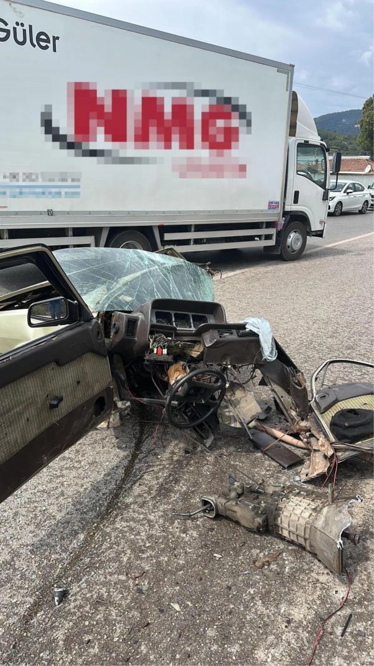 İzmir'de minibüsle çarpışan araba ikiye bölündü; 2 yaralı