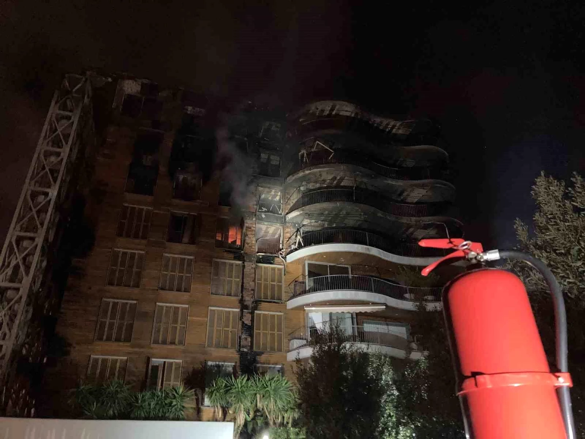 İzmir'deki büyük site yangını 7 saatin akabinde denetim altına alındı
