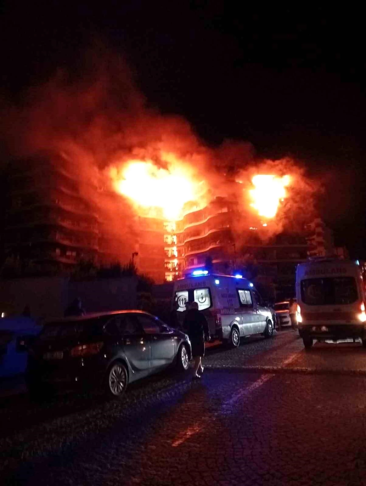 İzmir'in Narlıdere ilçesindeki Folkart Sitesi'nde yangın çıktı.
