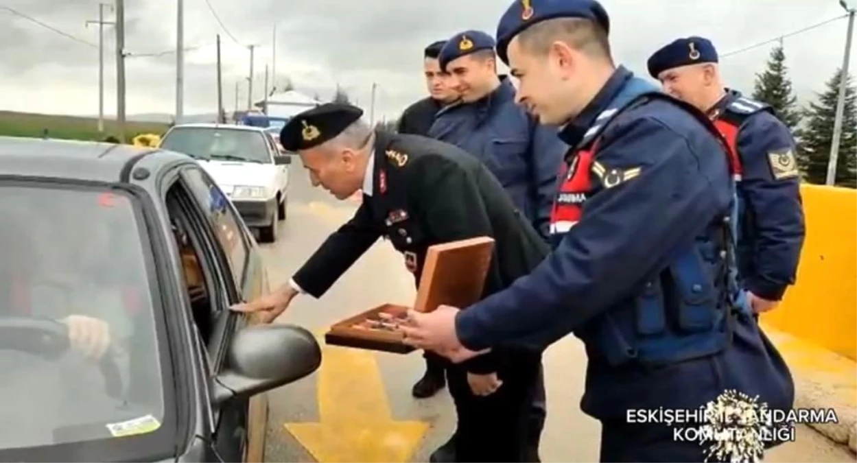Jandarma takımları vatandaşlar ile trafik uygulamasında bayramlaştı