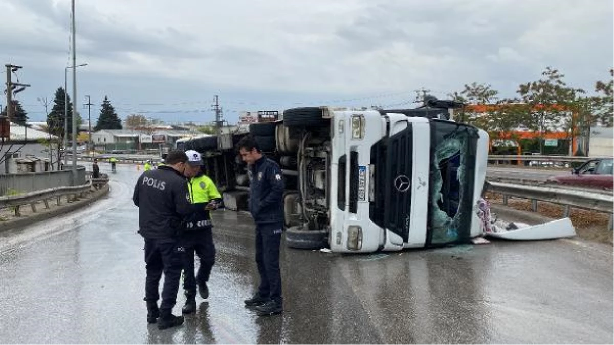 Kocaeli'de TIR devrildi: Şoför yaralandı, yol trafiğe kapandı