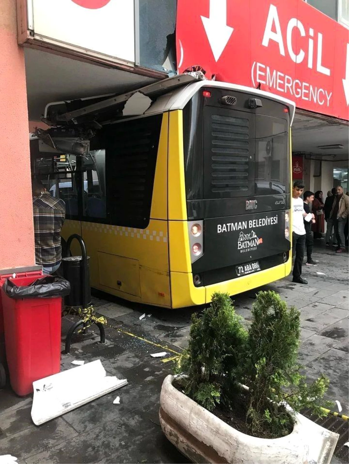 Kötüleşen yolcuyu hastaneye yetiştiren belediye otobüsü acil girişinde sıkıştı