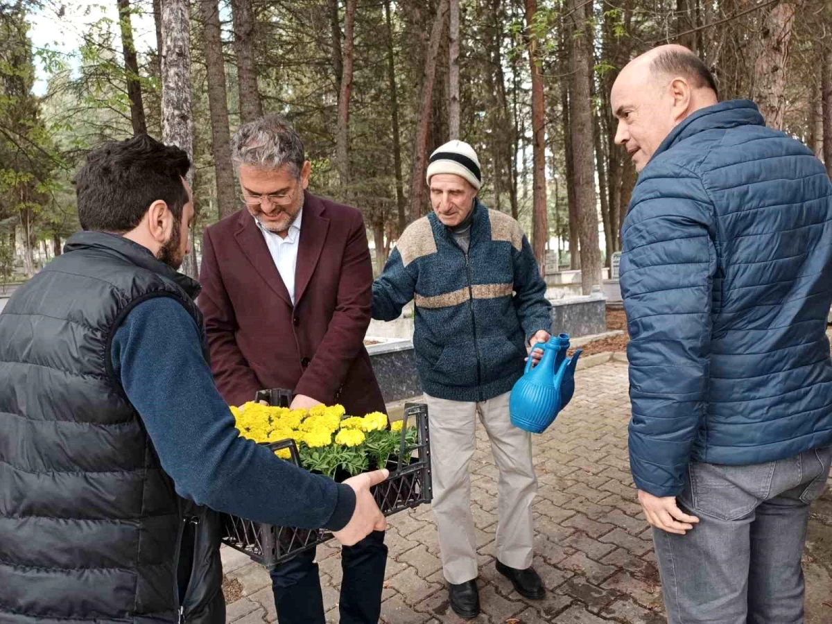 Lider Suer, ilçe mezarlığında vatandaşlara çiçek takdim etti