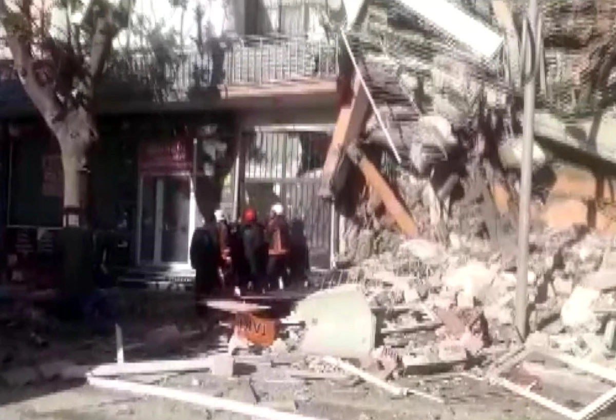 Malatya Küçük Mustafa Paşa Mahallesi Zapçıoğlu Caddesi ağır hasarlı bir bina çöktü.