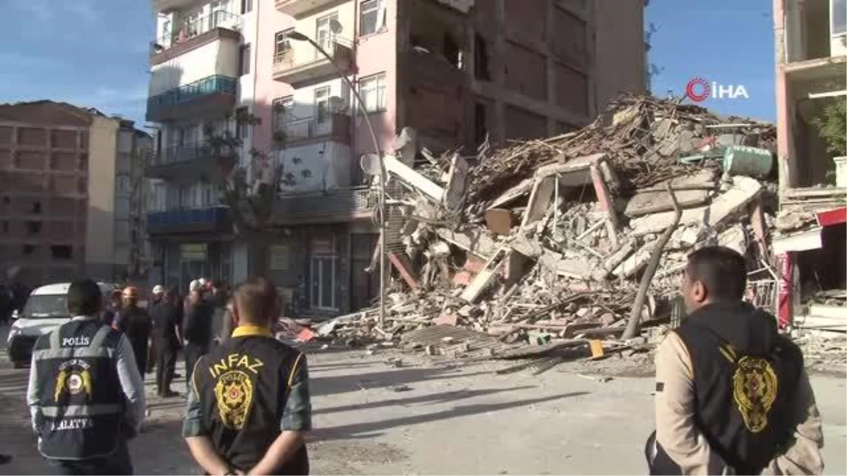 Malatya'da 5 katlı bina çöktü: Yan binada mahsur kalan 4 kişiyi itfaiye kurtardı