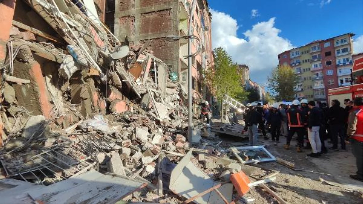 Malatya'da 6 katlı bina çöktü; yandaki binadan 7 kişi tahliye edildi