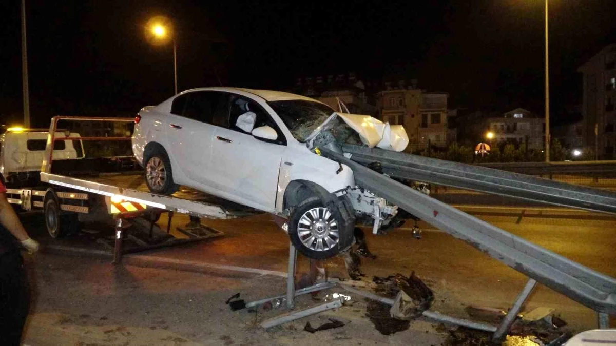 Manavgat'ta alkollü şoförün kullandığı araba bariyere ok üzere saplandı: 1 yaralı