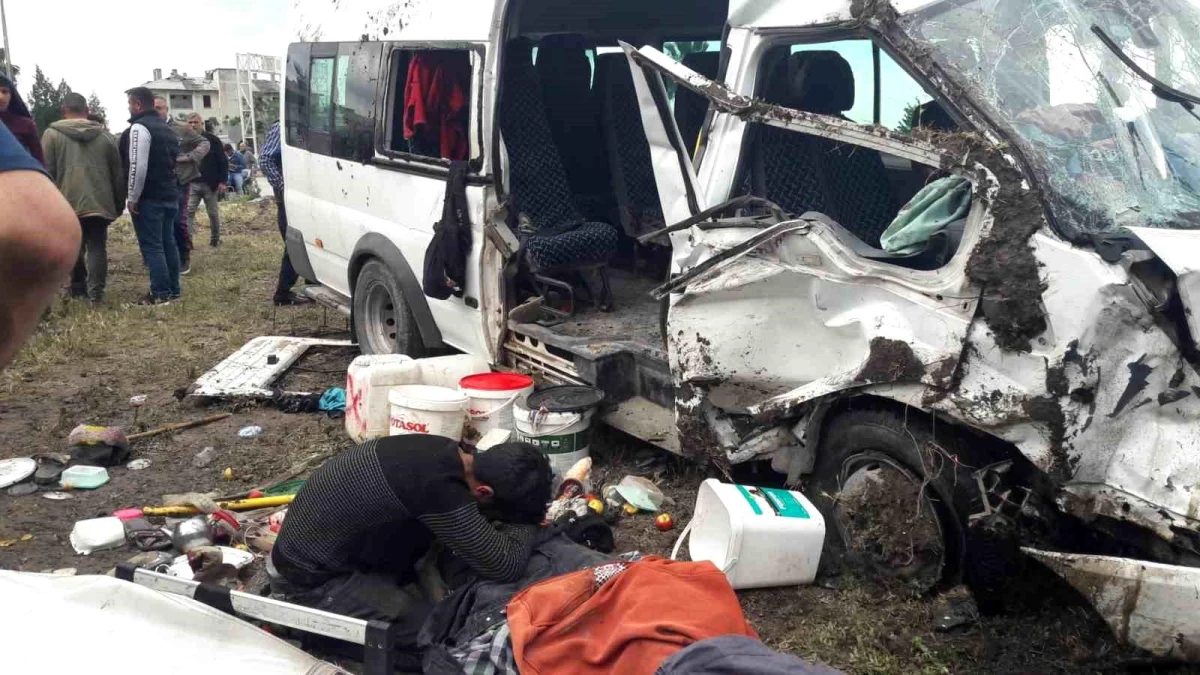 Mersin'de minibüs ile hafif ticari araç çarpıştı: 1 meyyit, 9 yaralı