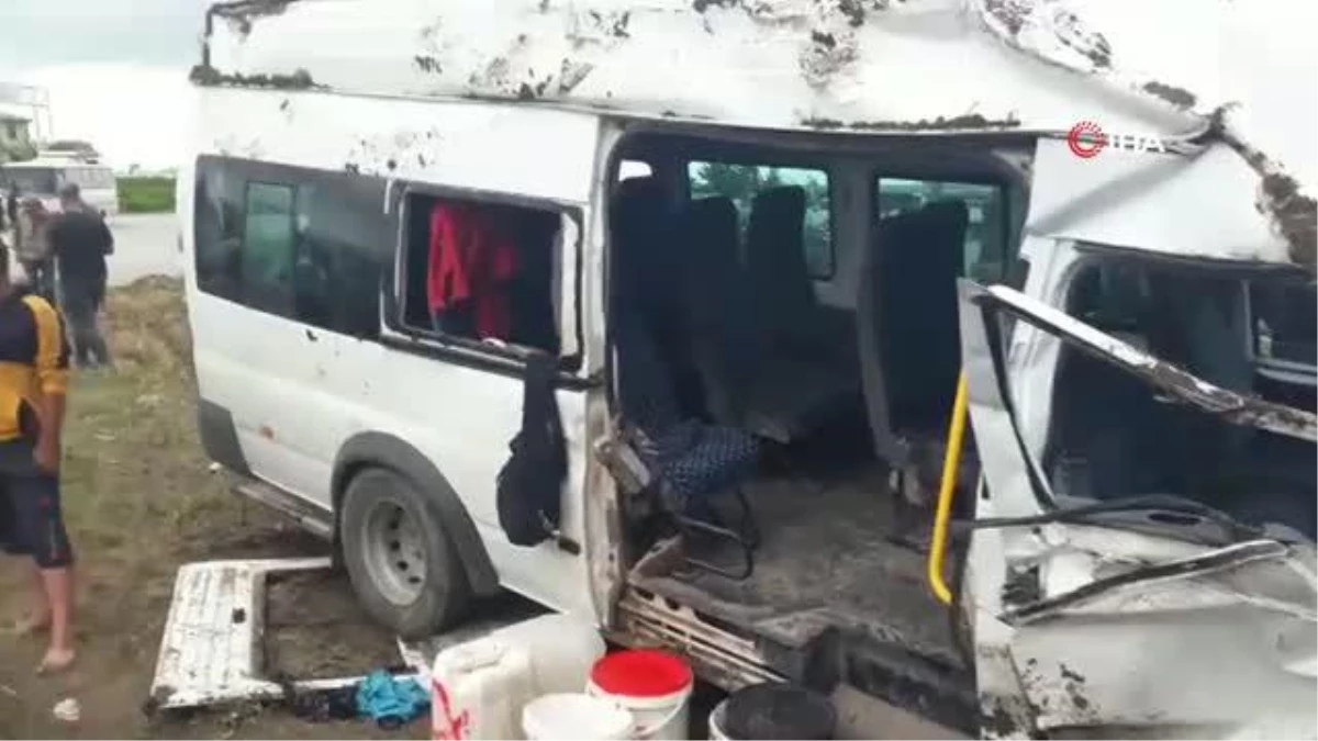 Mersin'de tarım emekçilerini taşıyan minibüs ile hafif ticari araç çarpıştı: 1 meyyit, 9 yaralı