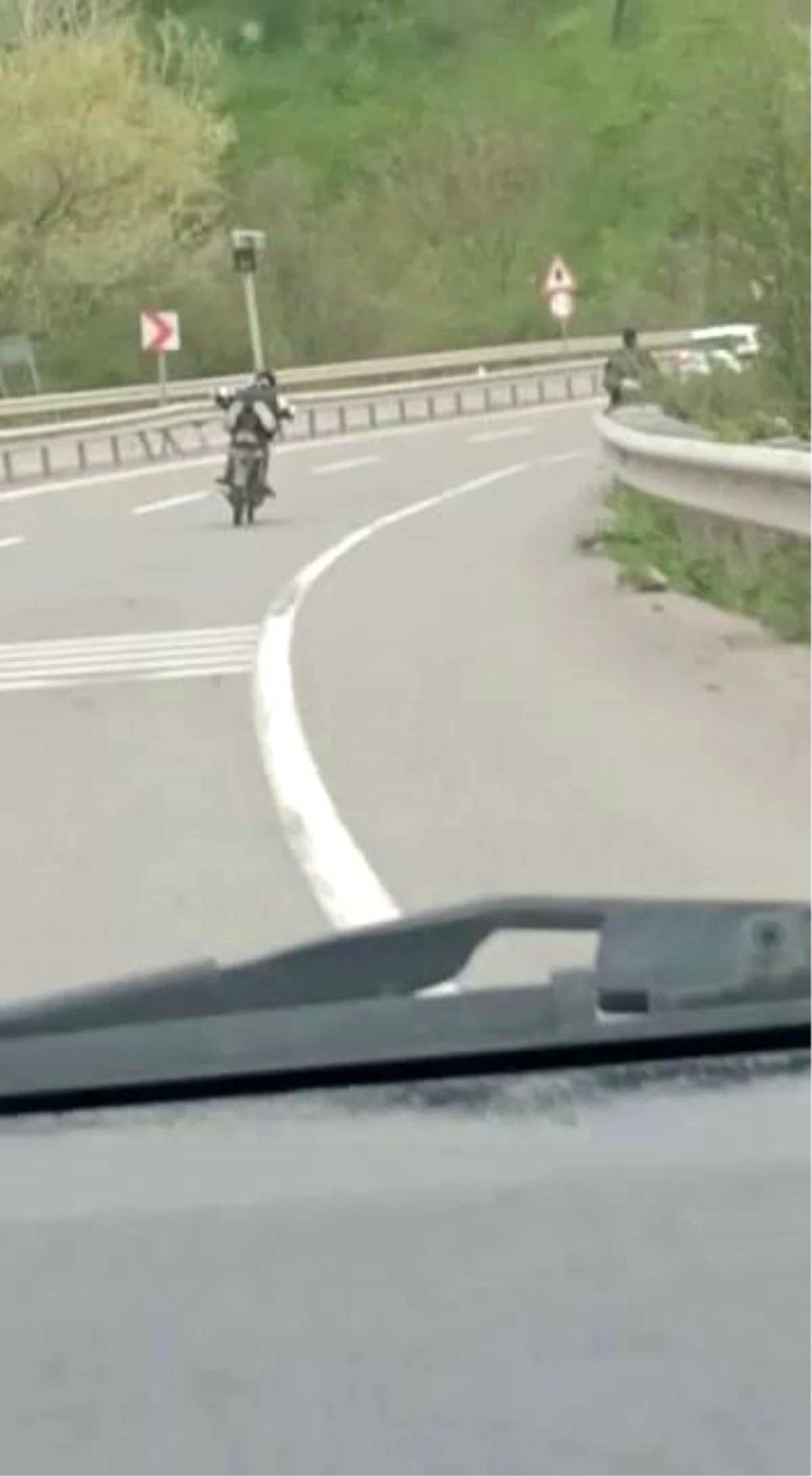 Motosikletini yatarak kullanan şoför kamerada