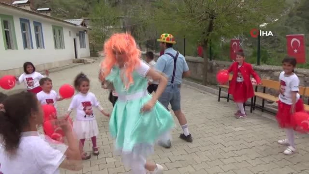 Seyyar tiyatro grubu köy köy dolaşarak çocukların yüzünü güldürüyor
