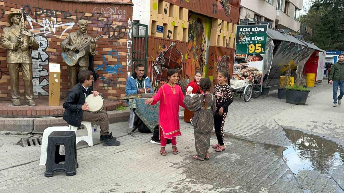 Sokak sanatkarları çaldı çocuklar gönüllerince dans etti