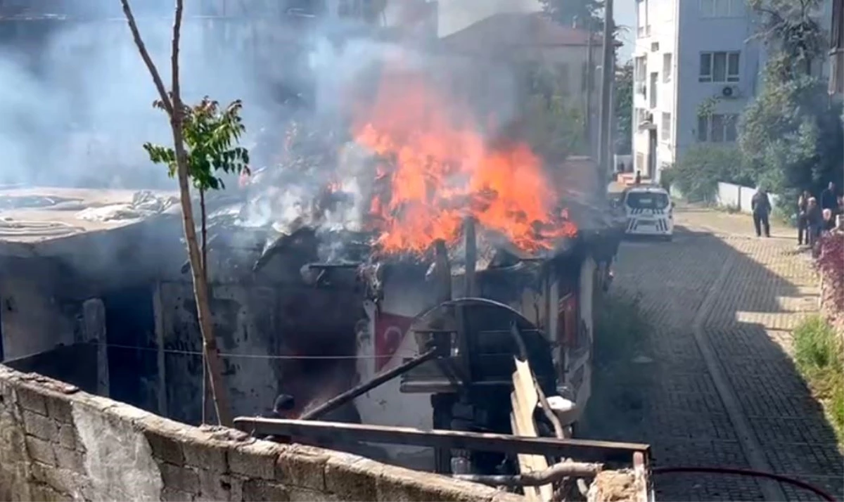 Tarihi mahalledeki ahşap konut alev alev yandı