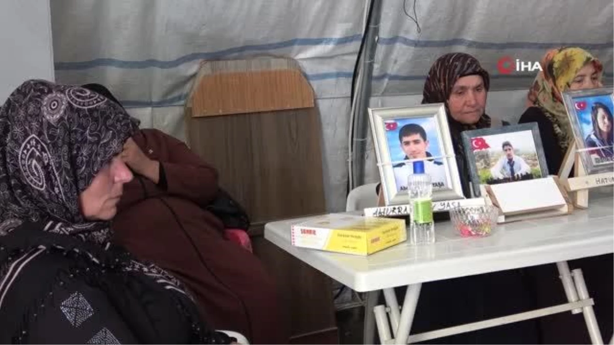 Terör mağduru aileler, bayramı HDP'nin kapısında geçirerek evlatlarının yolunu gözlüyor
